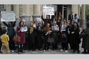 اعتقال 3 طلاب في تجمع عوائل السجناء السياسيين أمام مكتب الملا روحاني
