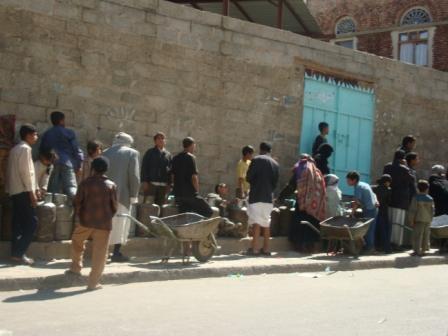 اليمنيون يستقبلون عيد الأضحى من أمام محلات بيع الغاز