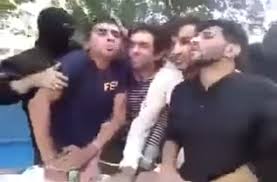 طهران: الشرطة تعذِّب معتقلين في الشوارع