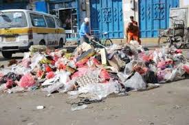 حياة محاصرة بين أكوام القمامة وغياب السلطات