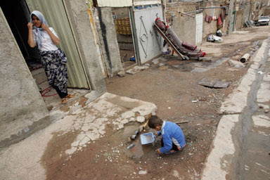 تقرير يكشف تفشي الفقر والعيش في الأكواخ تحت حكم نظام ولاية الفقيه