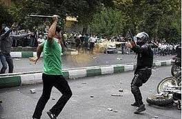 اشتباك بين المواطنين و رجال القمع في سوق طهران