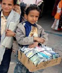   أطفال على أرصفة الشيخ عثمان بعدن.. يعولون أسراً.. يعيشون حياة البؤس ويتجرعون المعاناة