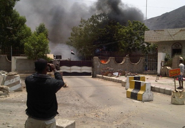  الضالع.. المسلحون يعاودون قطع طريق صنعاء - عدن في سناح بعد فتحها بساعات 