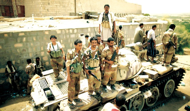  الأزمات الدولية: بقاء الجيش اليمني منقسماً يمكن أن يقوّض العملية الانتقالية