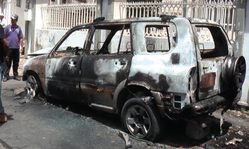  مسلحون يحرقون سيارة بن حليس بعدن ويهددون سائق الإطفاء بالقتل ويجبروه على العودة