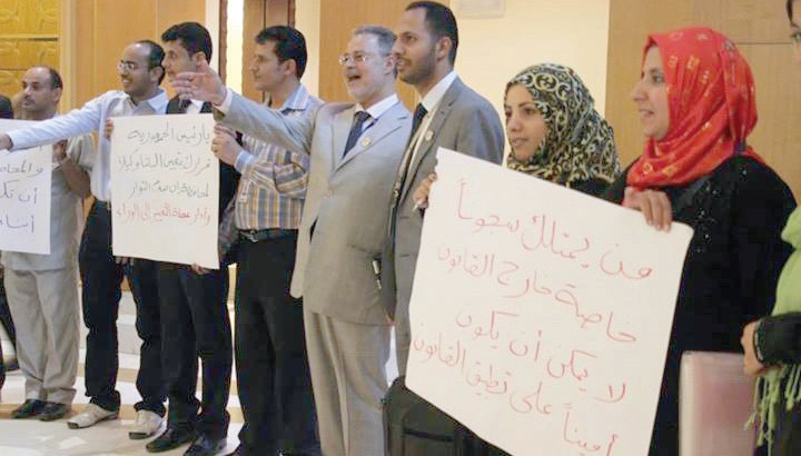  محتجون يغلقون مبنى السلطة بردفان للمطالبة بإقالة مدير المديرية وإلغاء اللجان الشعبية