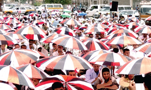 خطيب ساحة عدن يطالب الرئيس بعدم التساهل مع من يريدون إخراجه من الباب الضيق