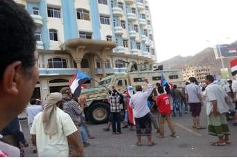 عناصر الحراك تحاصر أعضاء الحوار بفندق جولدمور في عدن