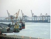 تجار عدن يتهمون قيادة الميناء بتطفيش التجار من المحافظة