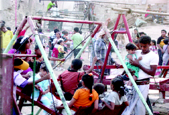 أطفال يبحثون عن الفرحة في العيد محافظة لحج الوحيدة لتي لايوجد بها متنفسات أو ملاعب للأطفال مواطنين  يتساءلون أين متنفسات الحوطه  ؟